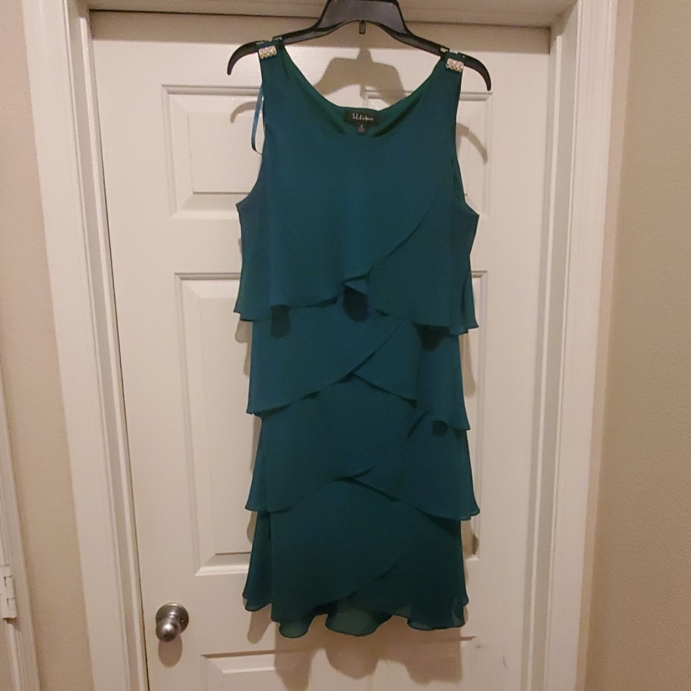 Roaring Scalloped Jewel